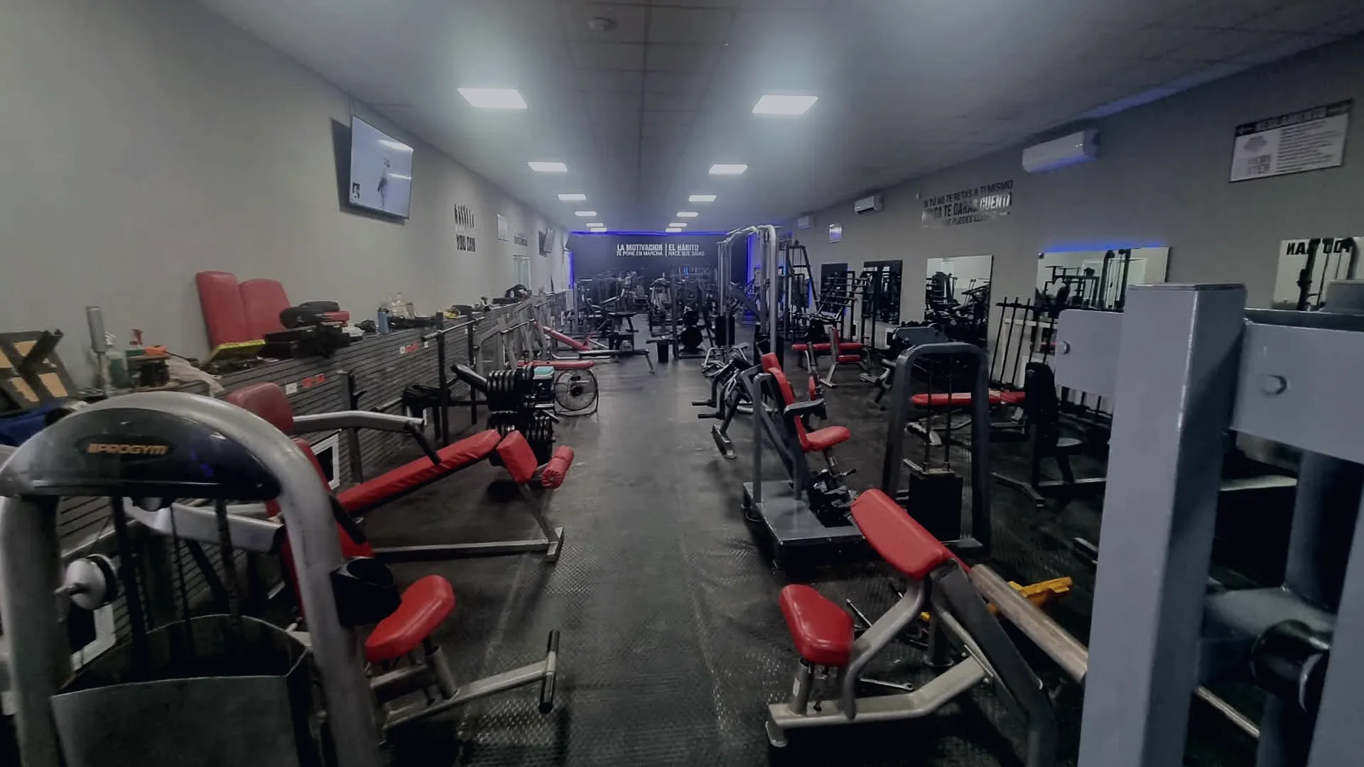 Vista del área de máquinas de Fitness Center